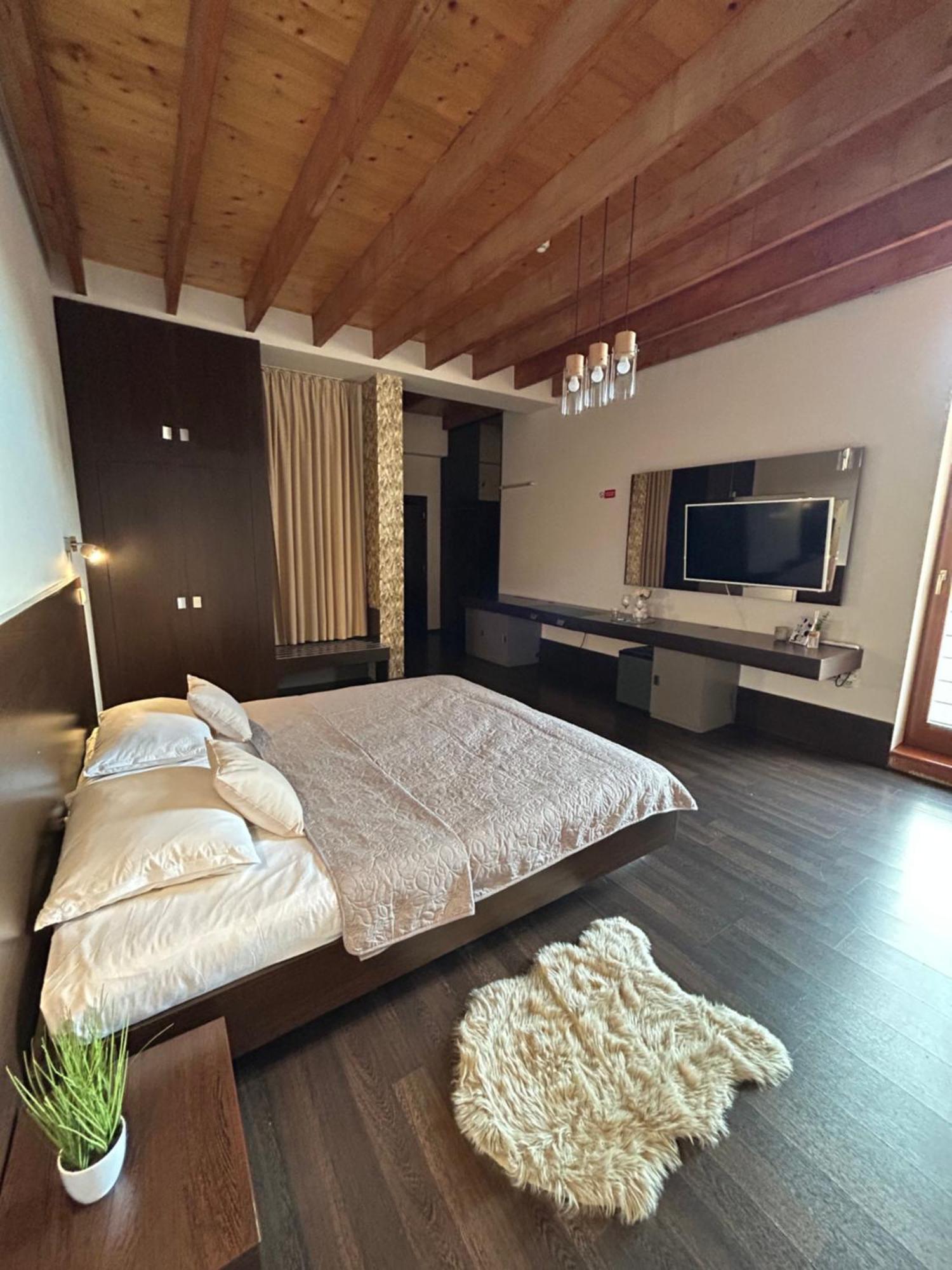 Ar Golden House Hotell Košice Exteriör bild